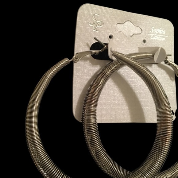 Vintage Metal Hoop Earrings - Picture 3 of 7